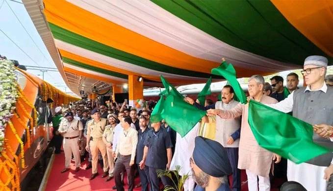 रेल मंत्री अश्विनी वैष्णव ने जम्मू तवी से विस्तारित श्रीनगर-जम्मू वंदे भारत एक्सप्रेस को दिखाई हरी झंडी